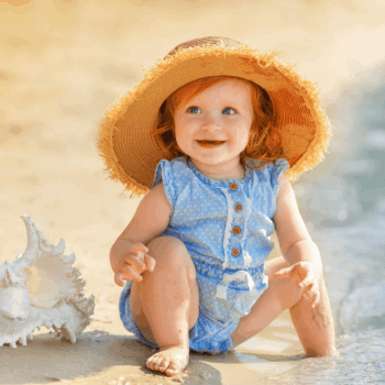 Baby mit blasser Haut am Strand